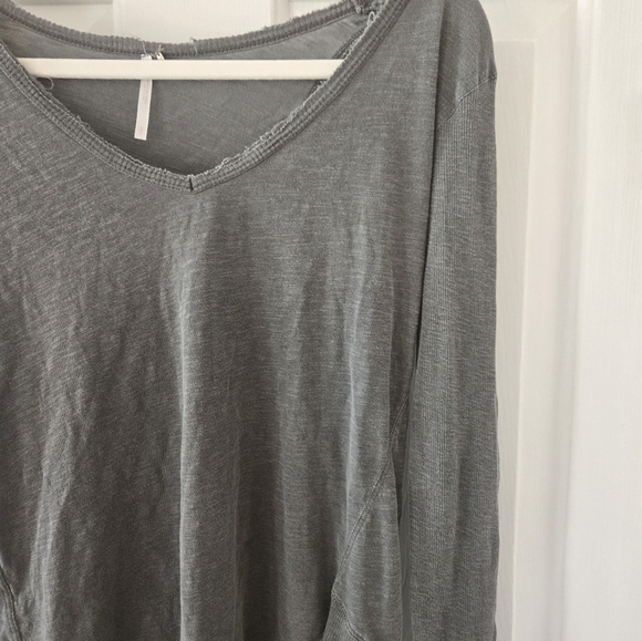 Free People Small Gray V-Neck Asymmetrical Women Top - Picture 2 of 9